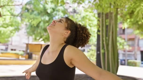 Una Joven Hispana Con Pelo Rizado Disfruta Tranquilo Momento Aire — Vídeo de stock