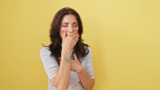 Olgunlaşmamış Spanyol Kadın Soğuk Algınlığından Bronşitten Öksürüyor Sarı Arka Planda — Stok video