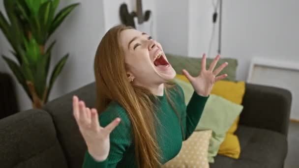Mujer Rubia Joven Excitada Suéter Lanza Celebración Loca Los Brazos — Vídeo de stock