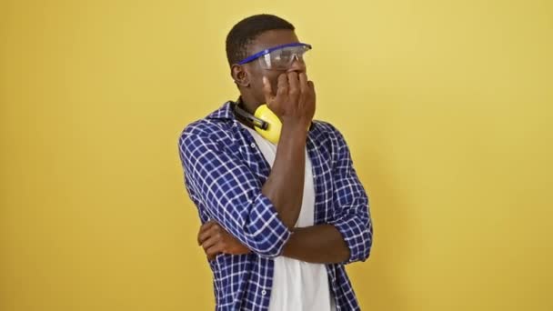 Ångestfylld Afrikansk Amerikansk Man Med Skyddsglasögon Bita Naglar Överväldigad Stress — Stockvideo