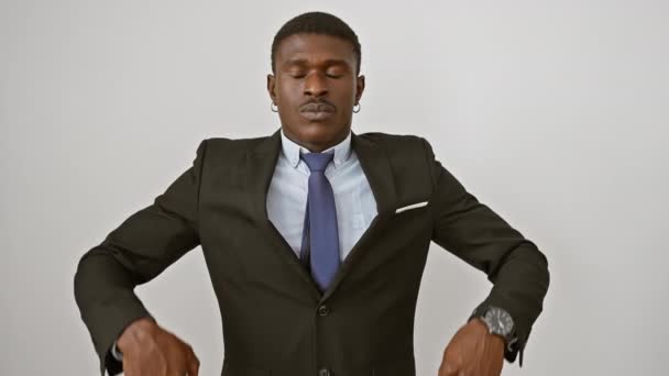 Avslappnad Afrikansk Amerikansk Man Blundar Fredlig Meditation Attraktiv Kille Kostym — Stockvideo