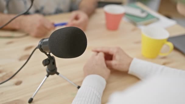 Kişi Bir Erkek Bir Kadın Kapalı Bir Podcast Stüdyosunda Sohbet — Stok video