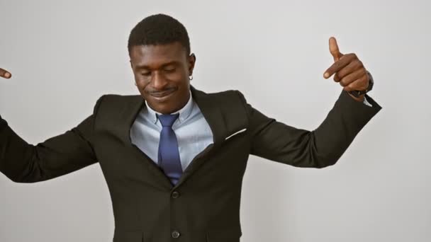 Självsäker Och Stolt Afrikansk Amerikansk Man Kostym Pekar Sig Själv — Stockvideo