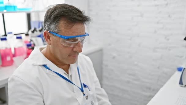 Homme Scientifique Mature Portant Des Lunettes Sécurité Une Blouse Laboratoire — Video