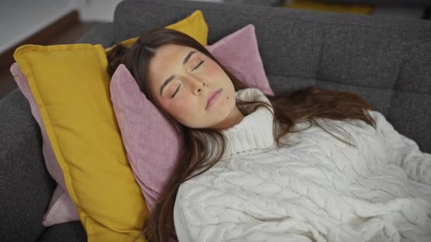 Spokojna Młoda Kobieta Śpi Spokojnie Kanapie Otoczona Przytulnym Białym Swetrem — Wideo stockowe