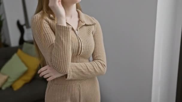 Confiant Jeune Femme Blonde Portant Pull Relaxant Maison Pose Profil — Video