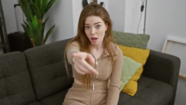 Blonde Junge Frau Die Einem Pullover Durch Die Kamera Ihrem — Stockvideo