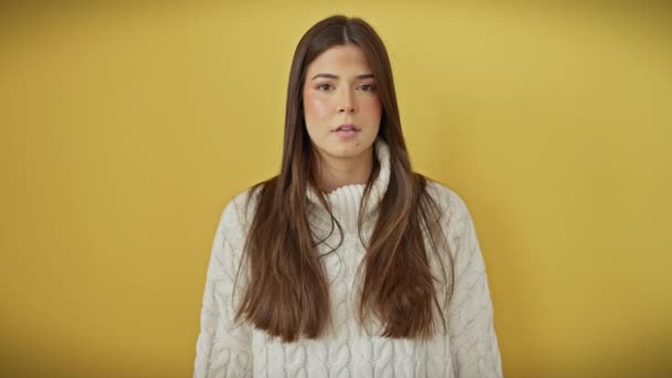 Choquée Jeune Femme Hispanique Cachant Son Beau Visage Derrière Les — Video