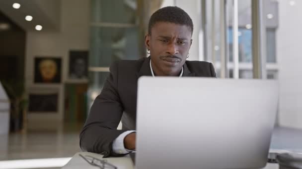 Εστιασμένος Αφρικανός Που Εργάζεται Φορητό Υπολογιστή Στο Σύγχρονο Γραφείο Επιδεικνύοντας — Αρχείο Βίντεο