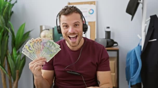 Veselý Mladý Muž Kanceláři Hrdě Předvádí Svou Hromadu Rumunských Bankovek — Stock video