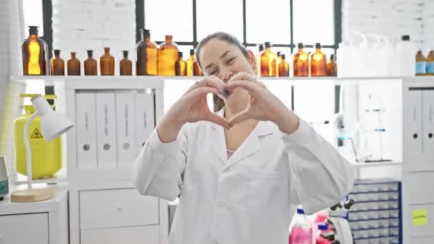 Jeune Femme Aux Beaux Yeux Bleus Debout Laboratoire Créant Joyeusement — Video
