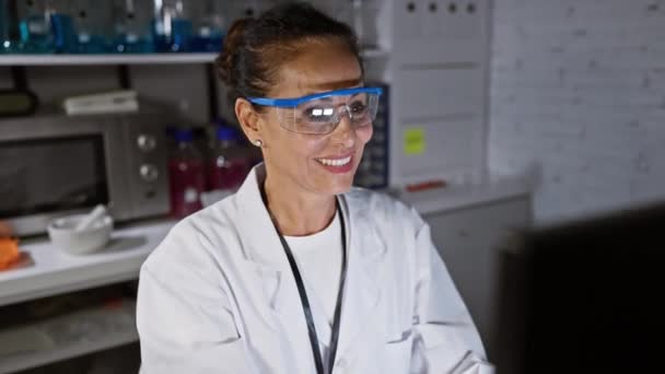 Bublinky Středního Věku Hispánská Žena Vědec Bezpečnostních Brýlích Nadšeně Ukazuje — Stock video