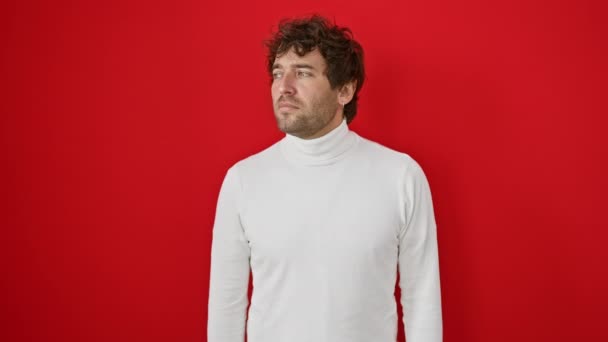 Ung Spansktalende Mand Iført Sweater Stående Afslappet Med Alvorligt Udtryk – Stock-video