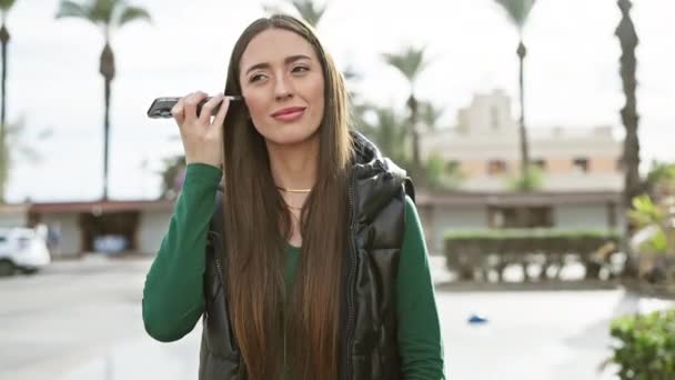 Χαμογελαστή Γυναίκα Που Χρησιμοποιεί Smartphone Ακουστικό Εξωτερικούς Χώρους Αστικό Περιβάλλον — Αρχείο Βίντεο