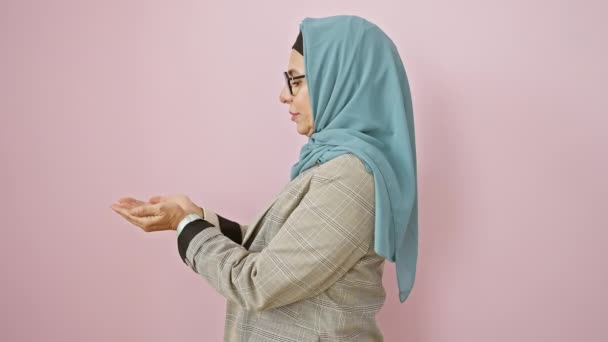 Podekscytowana Latynoska Kobieta Średnim Wieku Hidżabie Radośnie Wskazując Otwartą Dłonią — Wideo stockowe
