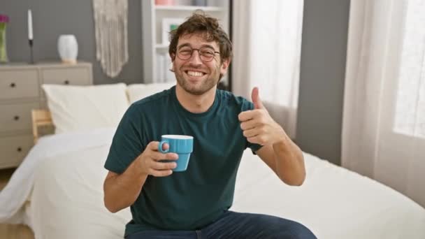 Wesoły Młody Latynoski Mężczyzna Leżący Łóżku Pijący Kawę Domu Pozytywny — Wideo stockowe