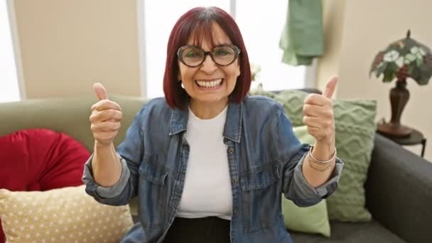 Alegre Mujer Hispana Mediana Edad Mostrando Gesto Ganador Interior Sonriendo — Vídeo de stock