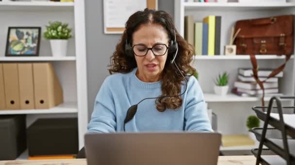 Middle Aged Woman Curly Hair Expresses Frustration Her Office Workplace — Stock Video