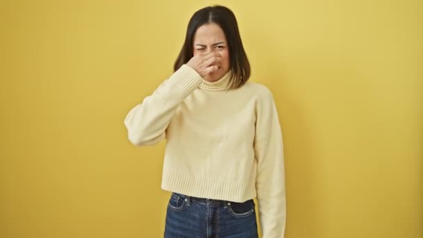 Joven Mujer Hispana Hermosa Usando Suéter Pie Oliendo Algo Apestoso — Vídeo de stock