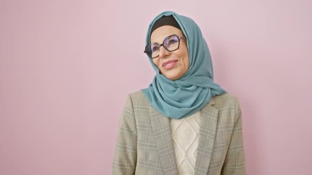 Donna Ispanica Mezza Età Allegra Hijab Con Fiducia Distogliendo Sguardo — Video Stock