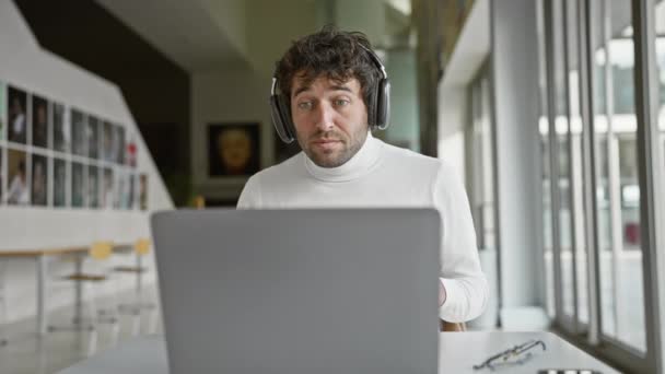 Hiszpan Słuchawkami Laptopie Biurze Reaguje Sukcesem — Wideo stockowe