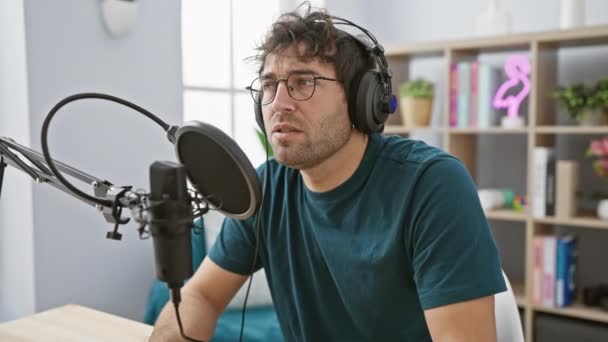 Ogillande Ung Latinamerikansk Man Plågad Problem Utstrålar Skeptiska Vibbar Radio — Stockvideo