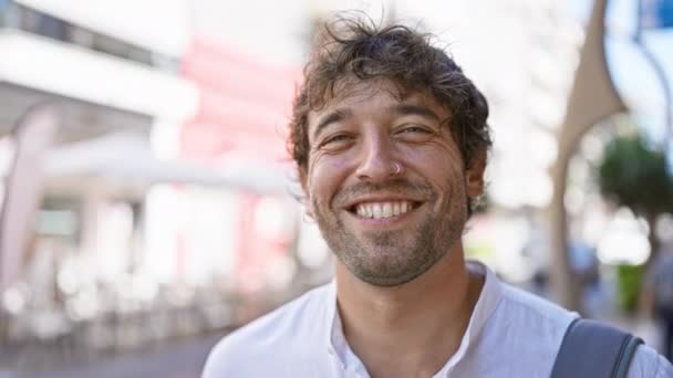 Sorrindo Barbudo Homem Segurando Passaporte Francês Ensolarada Rua Urbana — Vídeo de Stock