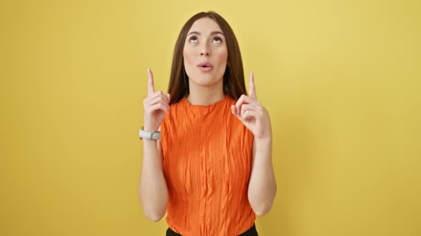 Cheerful Hispanic Gal Sleeveless Shirt Pointing Astonished Standing Isolated Yellow — Stock Video