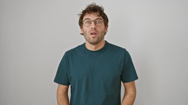 Şok Olmuş Gözlüklü Genç Spanyol Adam Izole Edilmiş Beyaz Arka — Stok video