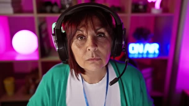 Een Vrolijke Middelbare Leeftijd Spaanse Vrouw Met Koptelefoon Genieten Van — Stockvideo