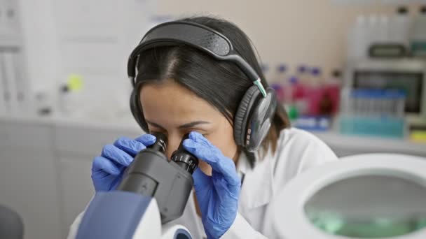 Una Mujer Científica Hispana Enfocada Usando Microscopio Laboratorio Mientras Usa — Vídeo de stock