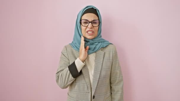 Hiszpanka Średnim Wieku Hidżabie Czuje Ból Zęba Bolesny Wyraz Twarzy — Wideo stockowe