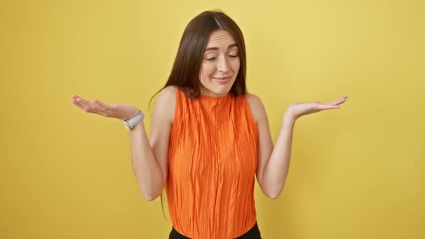 Μπερδεμένη Νεαρή Γυναίκα Αμάνικο Shirt Χέρια Ψηλά Ανίδεη Έκφραση Κίτρινο — Αρχείο Βίντεο