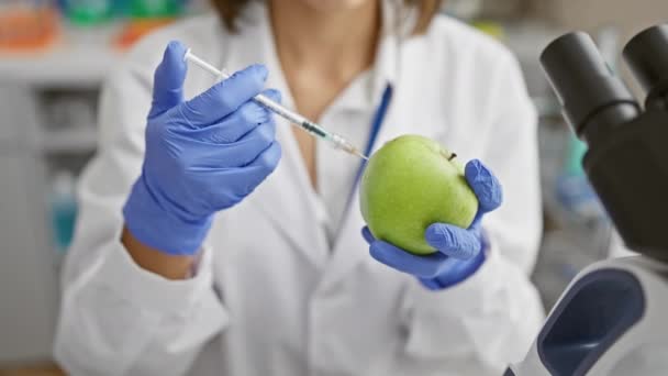 Científico Bata Laboratorio Inyectando Manzana Verde Con Jeringa Concepto Modificación — Vídeo de stock
