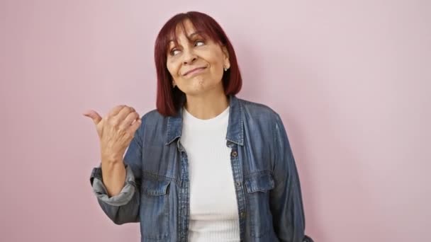 Vacker Medelålders Latinamerikansk Kvinna Ger Tryggt Tummen Upp Flinande Öra — Stockvideo