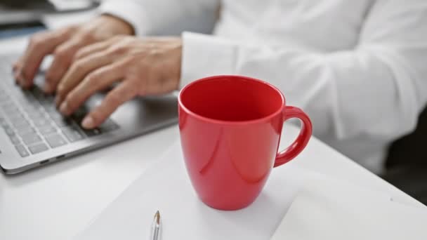成熟的商人在现代化的办公室里喝着咖啡 思考着在附近用笔记本电脑和电话完成的任务 — 图库视频影像
