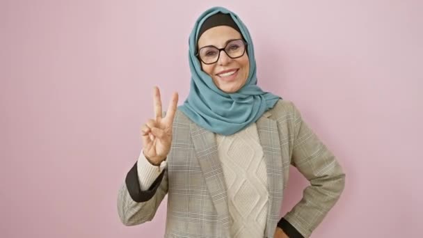 Zwycięski Blask Nad Dojrzałą Latynoską Kobietą Hidżabie Jej Palce Migają — Wideo stockowe