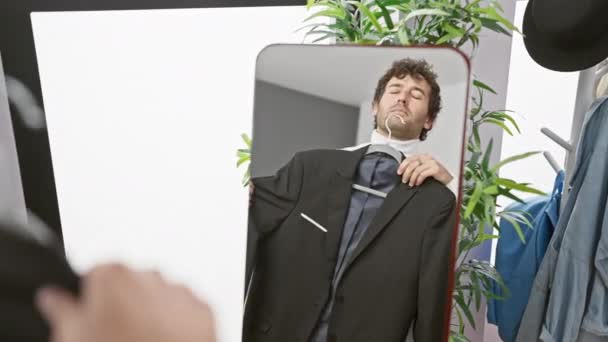 Stilig Man Provar Skräddarsydd Kostym Modernt Omklädningsrum Med Spegel Och — Stockvideo