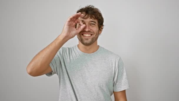Веселий Молодий Чоловік Повсякденній Футболці Роблячи Знак Пальцями Щасливо Дивлячись — стокове відео