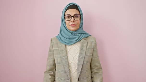 Шокована Жінка Середнього Віку Хіджабі Вказує Здивування Відкриваючи Дивовижне Оголошення — стокове відео