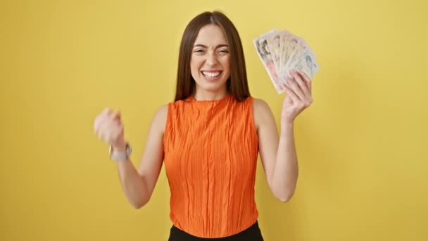 Excited Hispanic Woman Clutching England Pounds Banknotes Joyful Victory Proudly — Stock Video