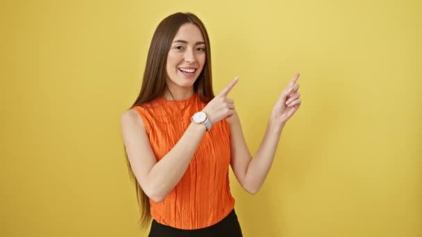 Wesoła Latynoska Piękność Uśmiechnięta Koszulce Bez Rękawów Skierowana Bok Obiema — Wideo stockowe