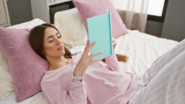 Жінка Читає Книгу Спальні Піжамі Висловлюючи Дозвілля Комфорт — стокове відео