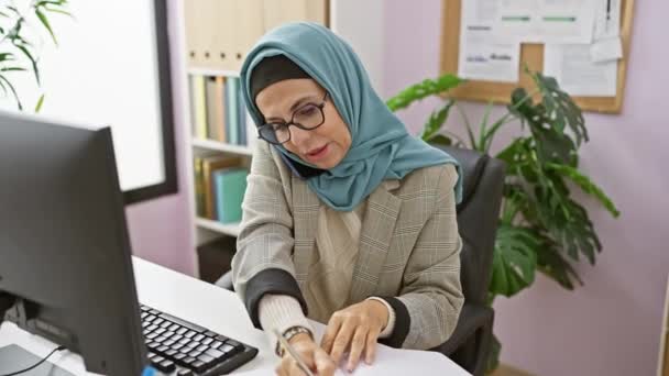 Profesjonalna Kobieta Średnim Wieku Hidżabie Pracująca Przy Biurku Komputerem Pisząca — Wideo stockowe