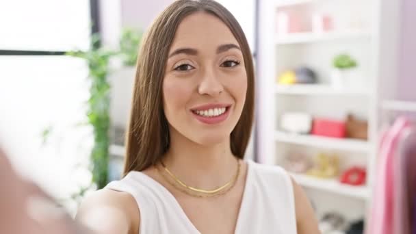 Una Mujer Sonriente Toma Una Selfie Vestidor Luminoso Desordenado Con — Vídeos de Stock