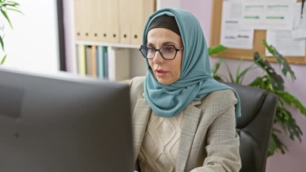 Μια Ώριμη Μουσουλμάνα Χιτζάμπ Δουλεύει Γραφείο Προσαρμόζει Γυαλιά Και Νιώθει — Αρχείο Βίντεο