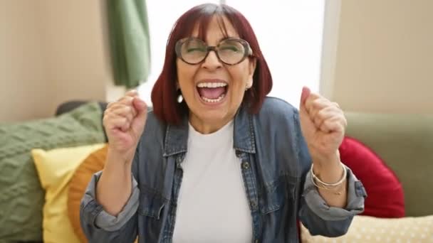 Neşeli Orta Yaşlı Spanyol Kadın Gözleri Kapalı Kolları Havada Evde — Stok video