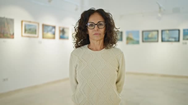 Mujer Hispana Mediana Edad Con Gafas Cruzadas Brazos Una Galería — Vídeo de stock