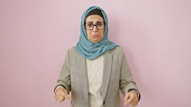 Mulher Hispânica Infeliz Meia Idade Hijab Olhando Triste Chateado Indicando — Vídeo de Stock