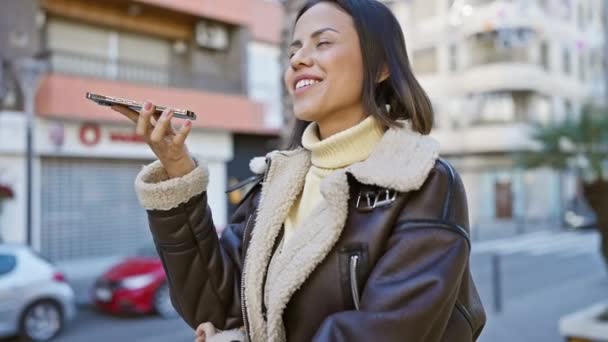 Sorrindo Jovem Hispânica Usando Smartphone Ensolarada Rua Cidade — Vídeo de Stock